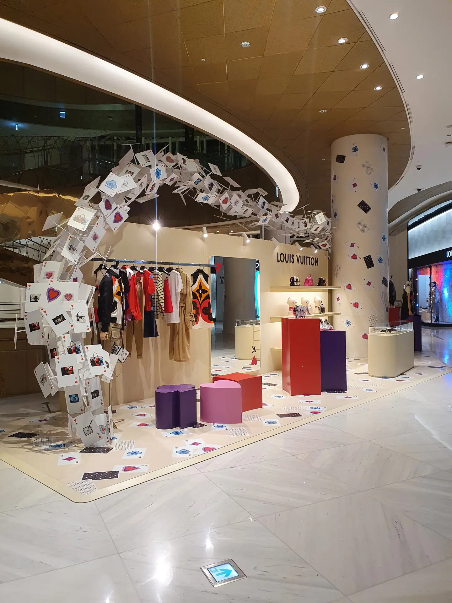 Louis Vuitton 잠실 C2 Takeover — 브랜드 팝업 인테리어 사례